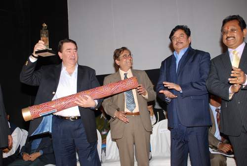 Mr Randhir Kapoor being felicitated by Mr Devendra Khandelwal, Shatrughan Sinha & Kunwar Vijay Shah