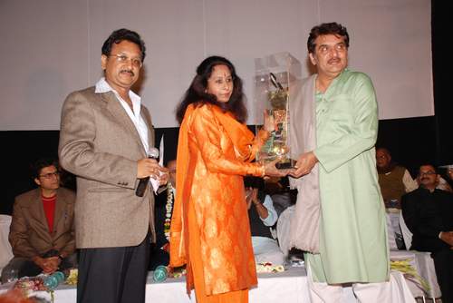 Ms. Vijaya Pratap, winner of ifftac 2008 receiving on award from Mr. Raza Murad & Kunwar Vijay Shah
